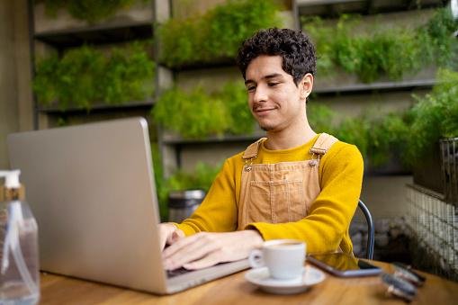 Investir em mídia paga é uma forma de ajudar a sua marca a alcançar um público ainda maior na Black Friday. (Fonte: Getty Images)