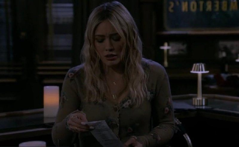 Hilary Duff protagonizou How I Met Your Father, cuja linguagem procedural das sitcoms habitual pode não ter funcionado em streaming. (Hulu/Reprodução)