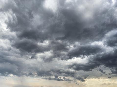 A ciência explica que o ar quente é mais 'flutuante' que o ar frio, por isso, as nuvens se formam no ar úmido. Apesar de as nuvens parecerem leves, algumas carregadas de tempestades podem pesar o peso de até 100 elefantes.