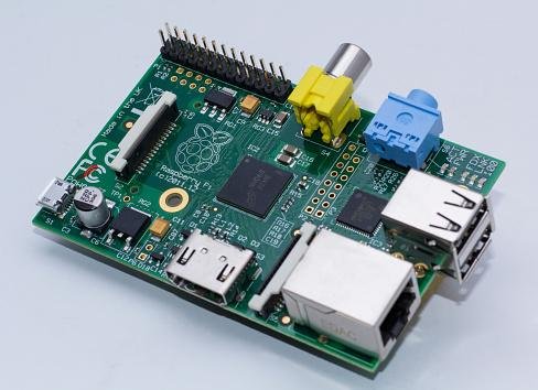 O Raspberry Pi se destaca pelo tamanho compacto e a facilidade de uso em diferentes tipos de projetos.