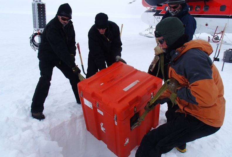 Os pesquisadores colocaram equipamentos sísmicos em 15 estações sismológicas na Antártica.
