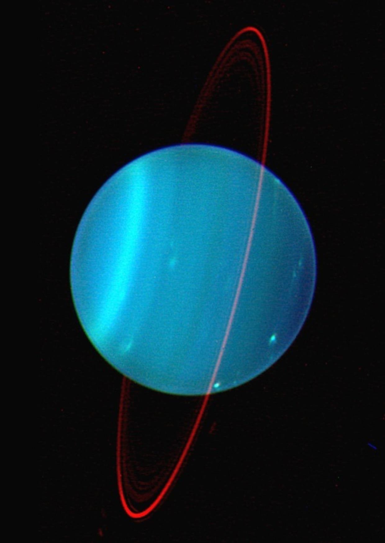 Além de girar em sentido retrógrado, Urano 