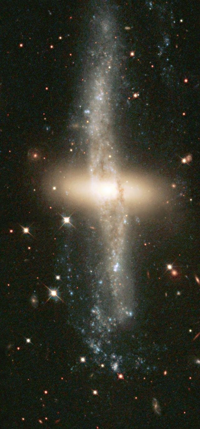 A galáxia de anel polar NGC 4650A é a bolha difusa no meio.