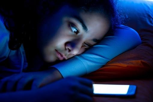 A exposição excessiva à luz azul pode inibir a melatonina no corpo humano, por isso, as pessoas podem sentir insônia após utilizar o celular por muito tempo.