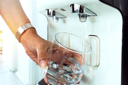  Ter um purificador de água em casa significa que você terá água limpa e fresca a qualquer momento.