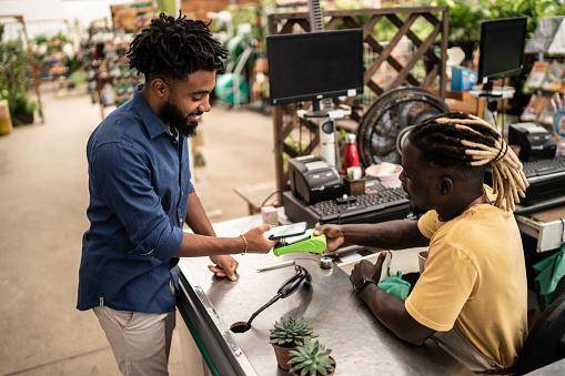 A facilidade de pagar diretamente com o celular é algo que deve ser levado em consideração. (Fonte: GettyImages)