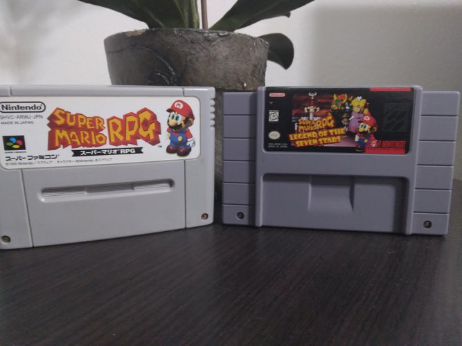 Cartucho japonês e americano de SNES, respectivamente.