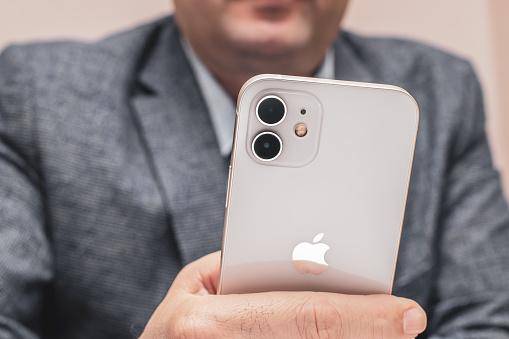 Mão segurando iPhone 12