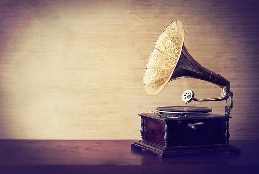Gramofone foi o primeiro aparelho a usar disco para reprodução das músicas.