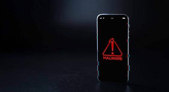 O malware intercepta o processo de transferência e faz o usuário concordar com uma transação de 95% valor da conta para um destinatário desconhecido.
