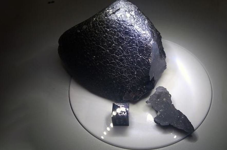 Os ímãs podem apagar informações importantes dos meteoritos, por isso, não são indicados; a imagem apresenta uma amostra do NWA 7034.