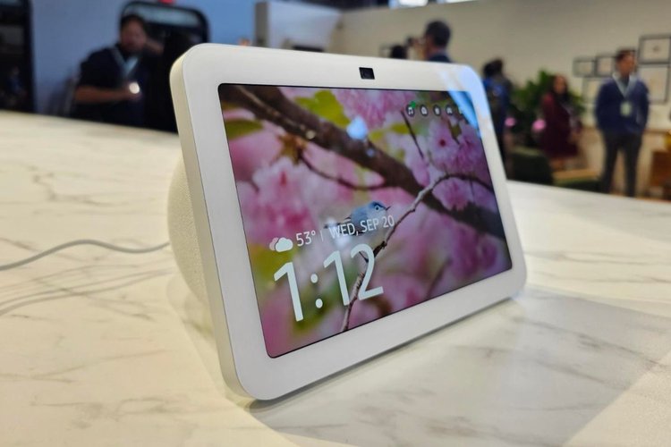 Echo Show em cima de mesa