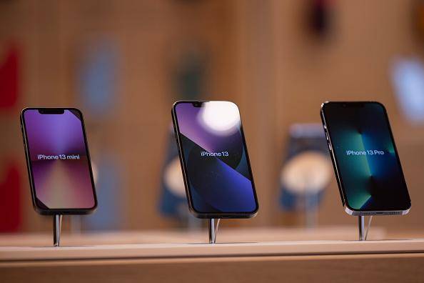 O dispositivo escolhido para comparação entre os serviços foi o iPhone 13, lançado pela Apple em 2021.