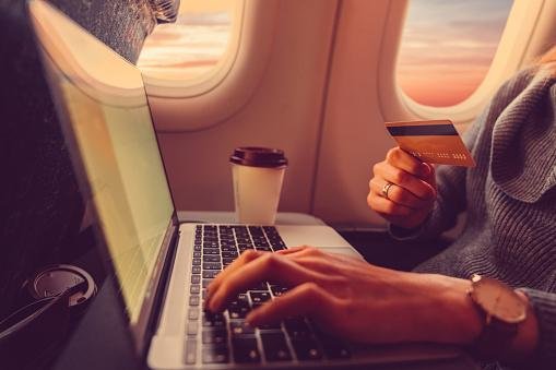 O passageiro pode pagar caro para usar a internet no avião, dependendo da companhia aérea.