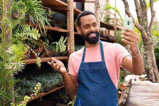 Afiliados trabalham indicando produtos e serviços variados dentro do Instagram.