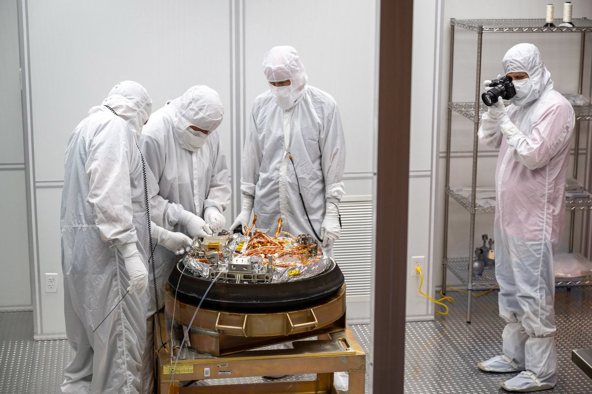 Cientistas da NASA começaram a estudar as amostras em uma "sala limpa".