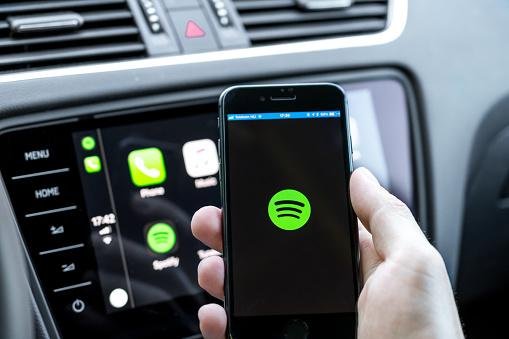 Spotify vai usar IA para traduzir podcasts em inglês.