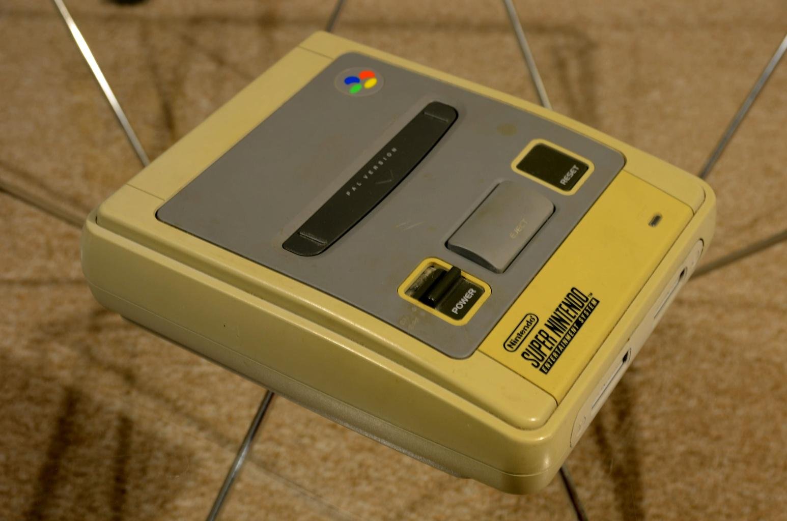 Processo de remoção do amarelado vale tanto para o Super Nintendo americano quanto o japonês.
