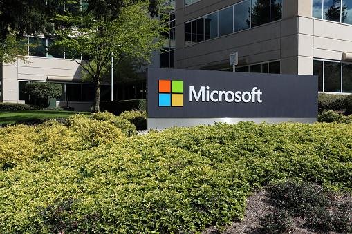 Apesar dos investimentos em IA, Microsoft planeja zerar as emissões e o desperdício de água nas operações.