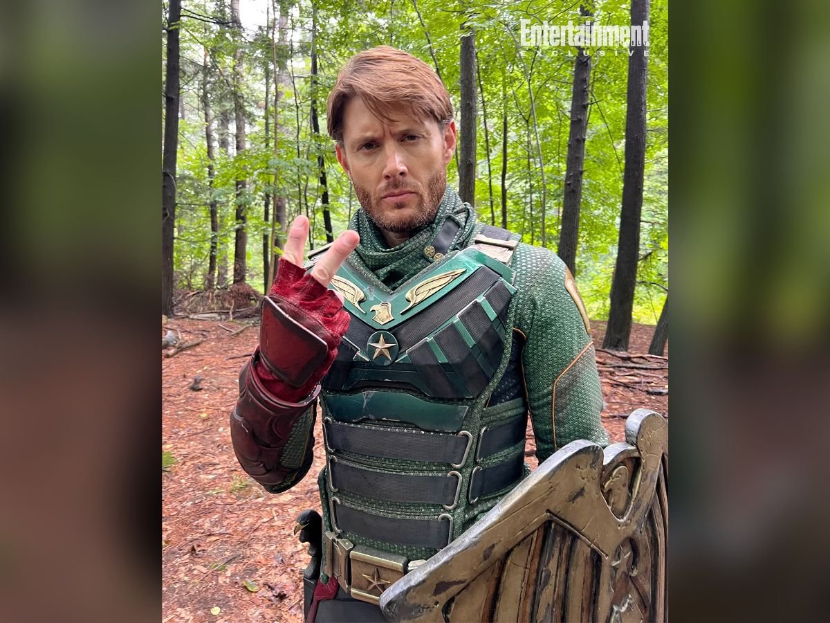 Ackles aparece vestido como Soldier Boy nos bastidores de 'Geração V'.