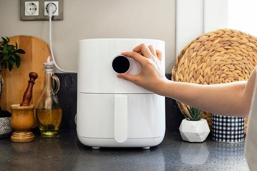 Com muita praticidade, uma airfryer possibilita que os consumidores regulem a temperatura e o tempo de cocção. (GettyImages/Reprodução)