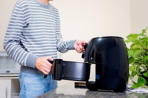 Pessoas que não sabem cozinhar ou têm preguiça de preparar suas refeições podem encontrar uma aliada na airfryer. (GettyImages/Reprodução)