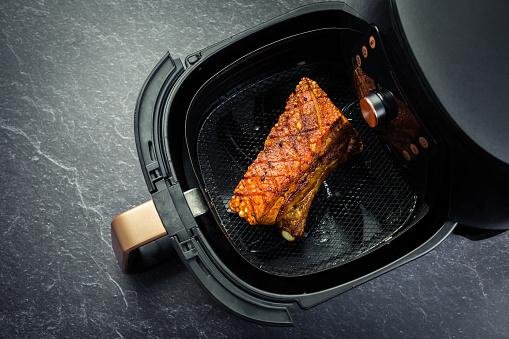 É possível preparar legumes, verduras e até mesmo carnes nas fritadeiras elétricas. (GettyImages/Reprodução)