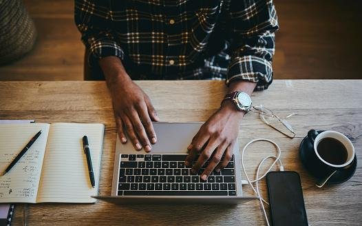 A partir do Google Docs, você consegue compartilhar seus arquivos com quem quiser via link. (GettyImages/Reprodução)