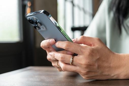 Contatos também poderão ser salvos de uma forma mais personalizada no iOS 17. (GettyImages/Reprodução)