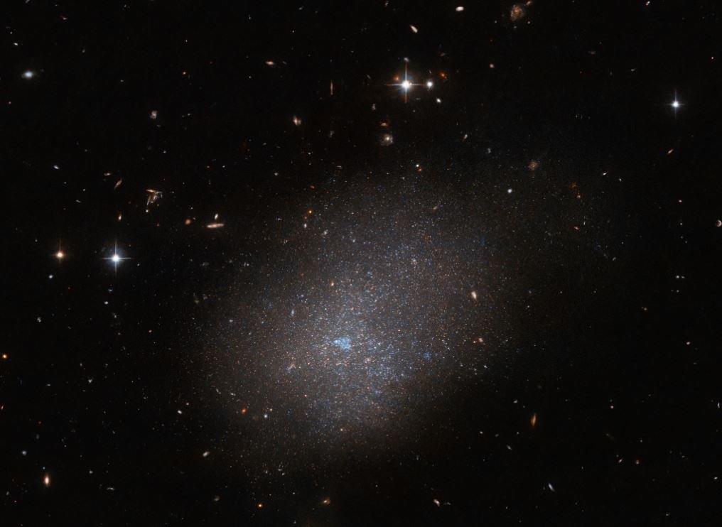 A imagem apresenta a galáxia brilhante nomeada de ESO 300-16.