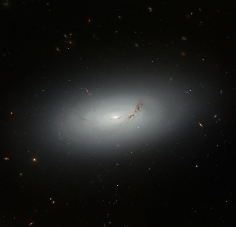 As galáxias lenticulares, como a NGC 3156, costumam hospedar estrelas mais velhas.