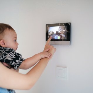 Imagem de Câmeras, fechaduras e sensores inteligentes em oferta para proteger sua casa