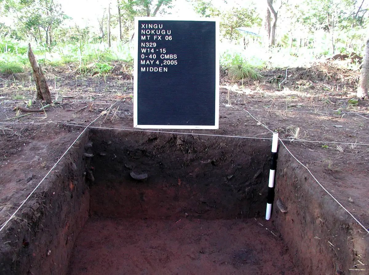 Poço de teste em depósito de terra escura no sítio arqueológico de Ngokugu.