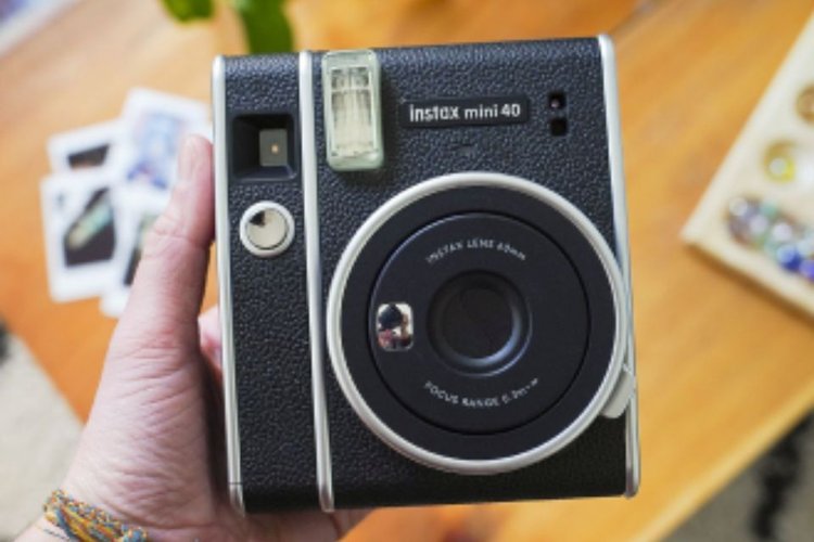 A Instax Mini 40 tem design clássico e precisa de 2 pilhas alcalinas AA para funcionar.