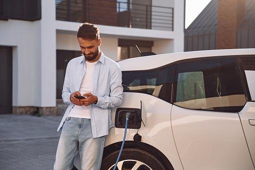 Carros elétricos estão cada vez mais populares entre os consumidores. (GettyImages/Reprodução)