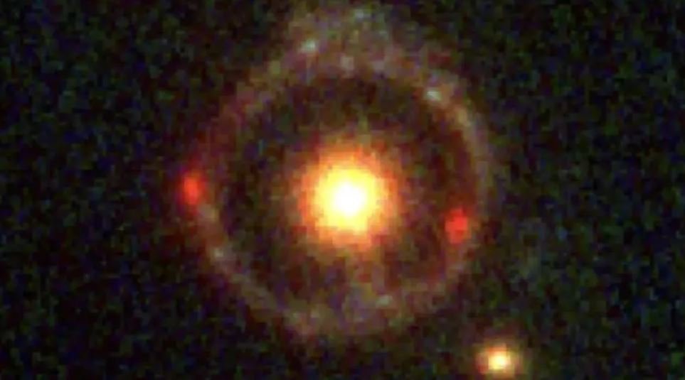Além do novo Anel de Einstein (imagem), em setembro de 2022, foi descoberto outro exemplo do fenômeno a cerca de 12 bilhões de anos-luz da Terra, na galáxia JO418.