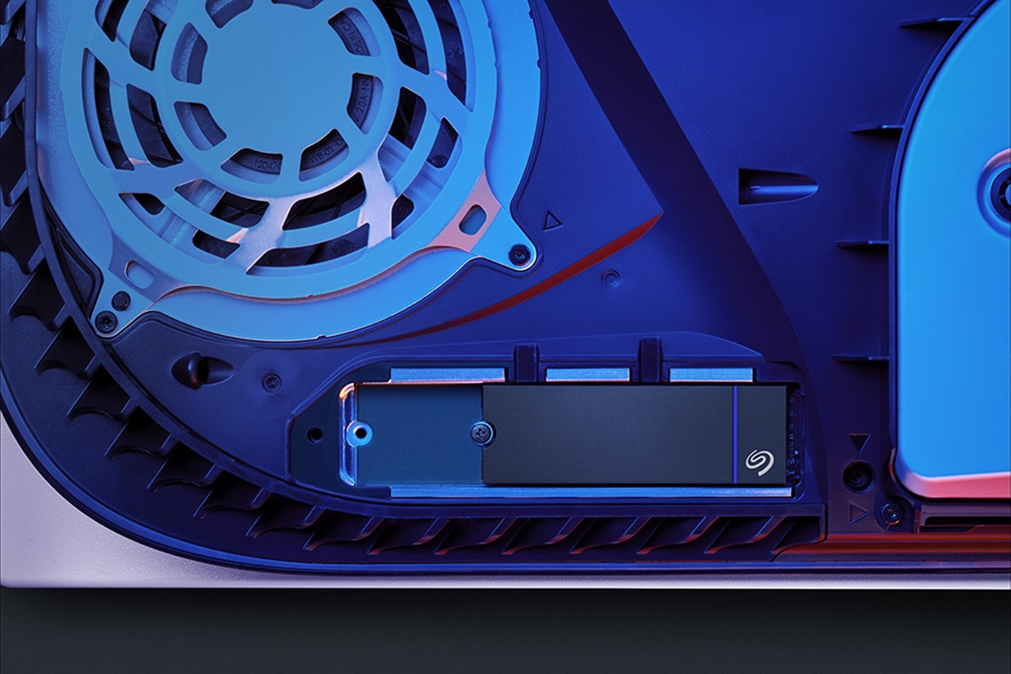Seagate Game Drive PS5 NVMe cabe perfeitamente no compartimento do PS5.