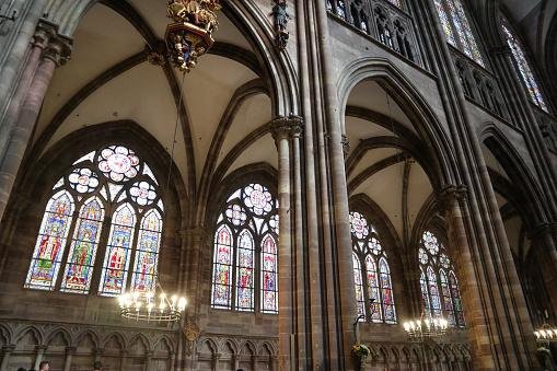 Um modelo matemático sugere que seria impossível que os vitrais das catedrais medievais 'derretessem' a temperatura ambiente; demoraria mais do que o tempo da existência do universo. 