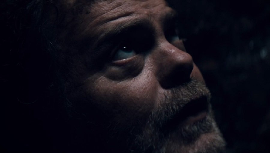Rainn Wilson, mais conhecido por The Office, interpreta um segurança misterioso em Segredos Ocultos. (Saban Films/Reprodução)