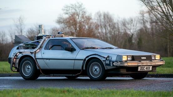 No filme De volta para o futuro, a máquina do tempo é um DeLorean.