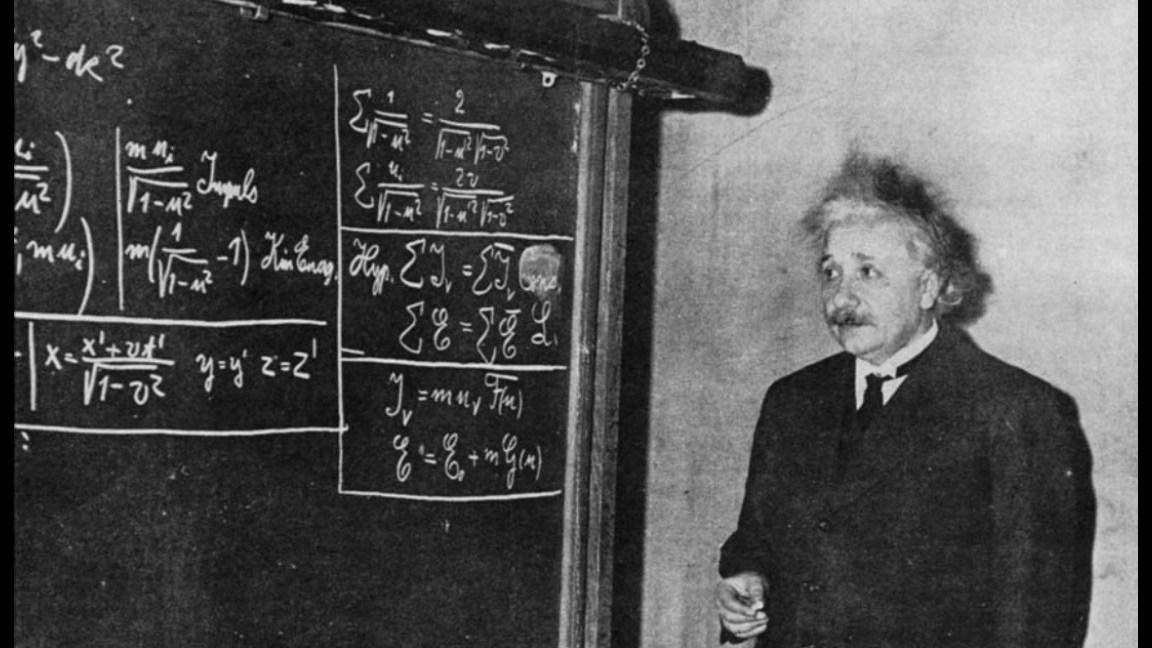 Einstein explicando a Teoria da Relatividade em uma palestra na década de 20.