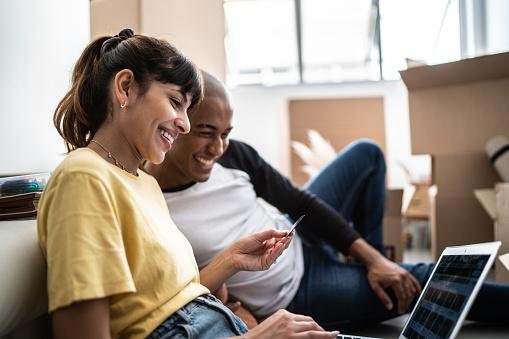 A situação financeira de um casal influencia diretamente seu bem-estar conjugal.