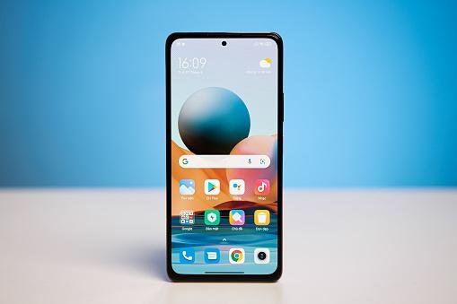 Nova atualização da MIUI 14 permite rodar qualquer app em 120 Hz.