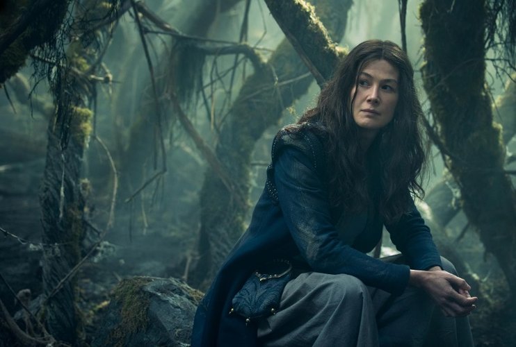 Rosamund Pike interpreta Moiraine Damodred em A Roda do Tempo. (Amazon Prime Video/Reprodução)