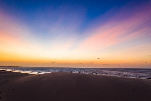 Há quem diga que o melhor pôr do sol do Brasil pode ser visto nas dunas de Jericoacoara, Ceará.