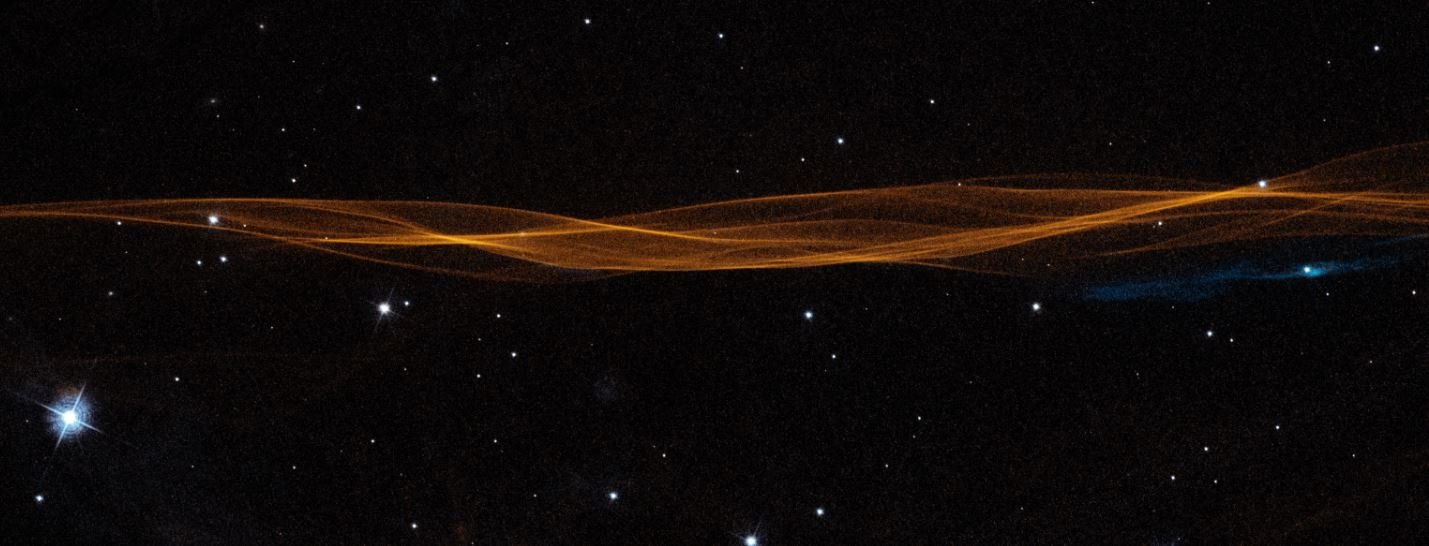 A imagem apresenta os filamentos que parecem com uma folha enrugada vista de lado; a nebulosa Cygnus Loop foi descoberta em 1784 pelo astrônomo alemão William Herschel.