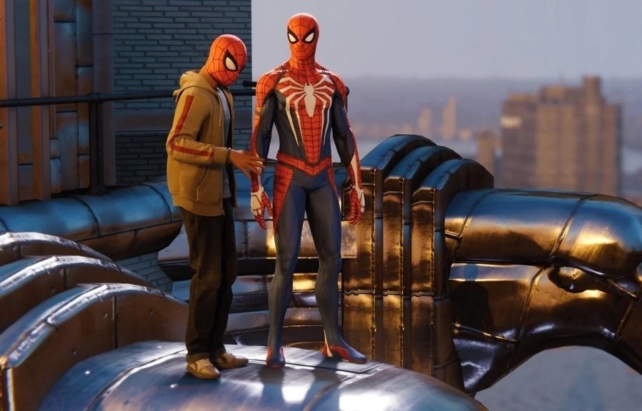 Miles Morales ganha os poderes de uma aranha radioativa, assim como Peter.