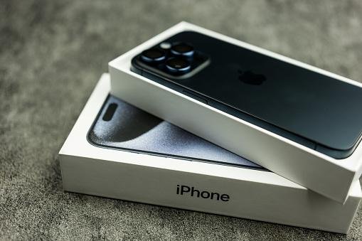 A Justiça de São Paulo anulou a multa milionária da Apple por venda de iPhones sem adaptador de tomada na caixa.