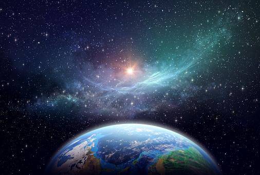 A evolução não é algo exclusivo da Terra. Ocorre também em outros sistemas complexos como nosso sistema solar, estrelas, átomos e minerais.