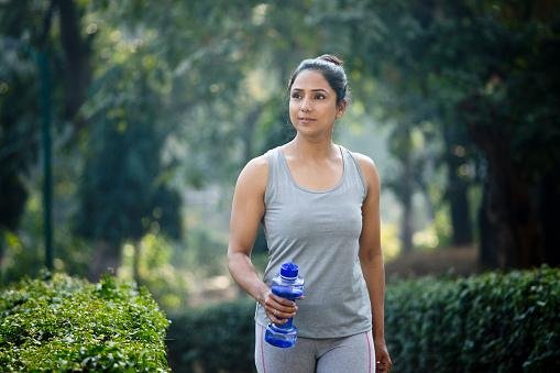 Caminhadas de 30 minutos por dia, promovem benefícios para o corpo e mente.